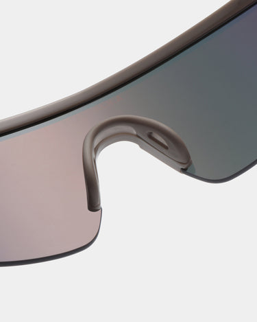 Beige løbe solbriller med farvet glas, tæt detalje