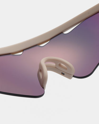 Beige løbe solbriller med farvet glas, tæt detalje billede