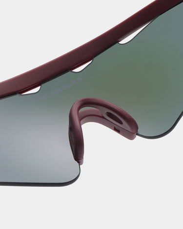 Røde løbe briller med farvet glas, tæt detalje