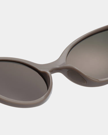 Beige runde A.Kjærbede løbesolbriller med farvet glas - tæt detalje billede