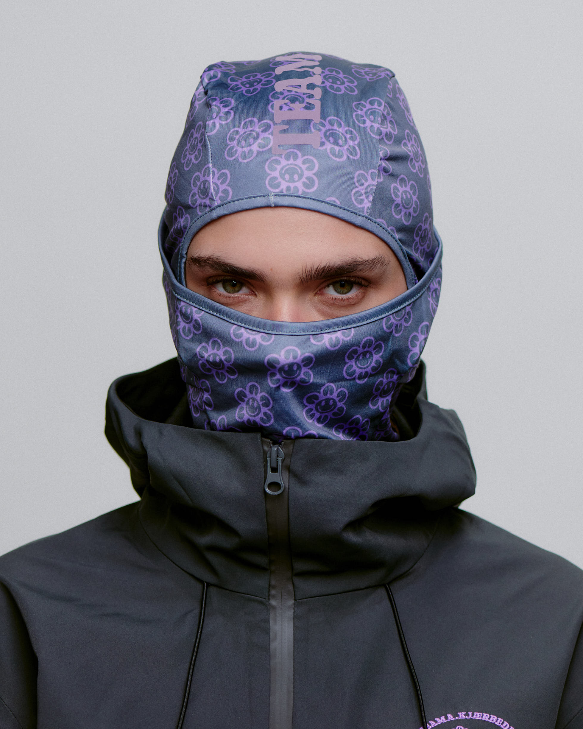 Blomstret A.Kjærbede balaclava med logo, foran på dame