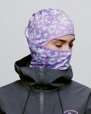 Mønstret, leopard, A.Kjærbede balaclava, fra siden på dame
