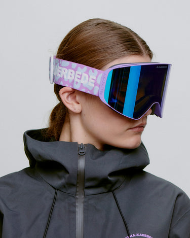 Lilla A.Kjærbede skibriller med blå linse og mønstret elastik fra siden på dame model