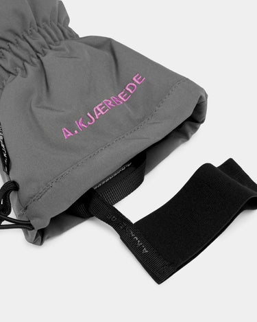 Grå handsker med lilla A.Kjærbede logo, tæt detalje billede