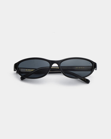 Sort smal cat-eye A.Kjærbede solbriller med sort glas- liggende