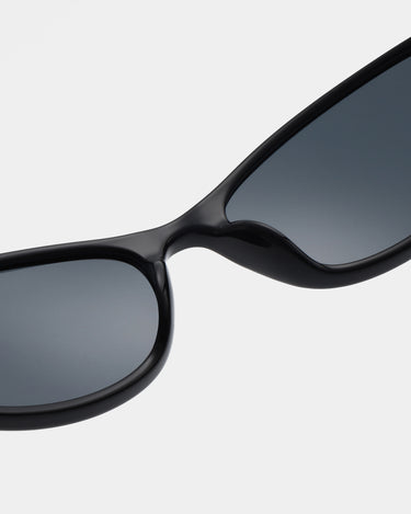 Sort smal cat-eye A.Kjærbede solbriller med sort glas - tæt detalje