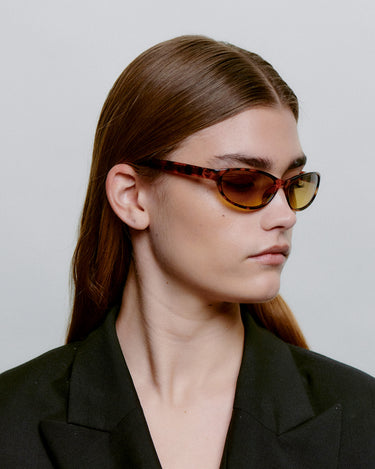 Cat-eye havana A.Kjærbede solbriller med gul glas - fra siden dame