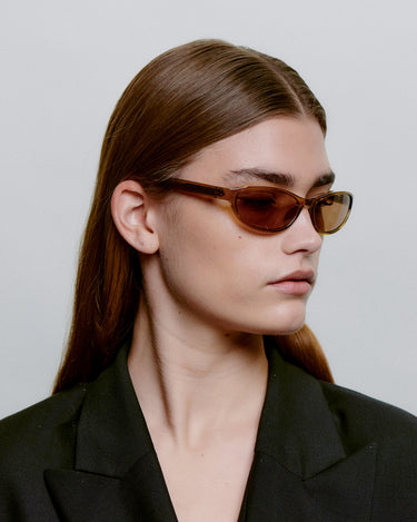 Cat-eye brune A.Kjærbede solbriller med brune glas - fra siden dame