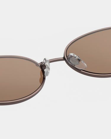 Brune metal cat-eye A.Kjærbede solbriller, brun glas og hængsler tæt detalje billede