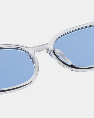 Transparent A.Kjærbede solbriller med blå glas - detalje tæt på