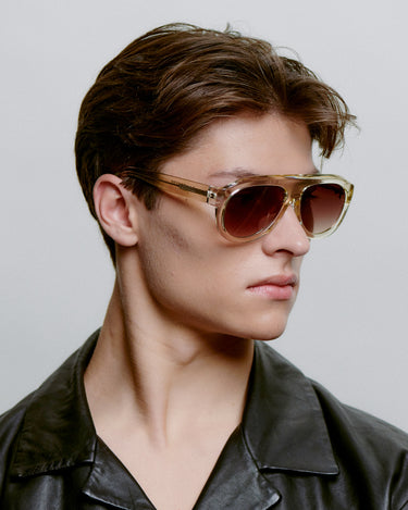 Store transparent aviator A.Kjærbede solbriller med mørk glas - fra siden herremodel