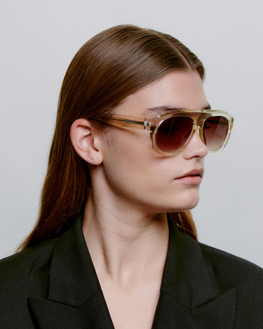 Store transparent aviator A.Kjærbede solbriller med mørk glas - kvinde model fra siden