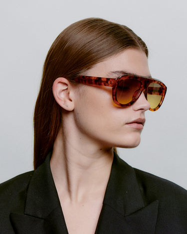 Store havana aviator A.Kjærbede solbriller med brun linse - fra siden kvindemodel