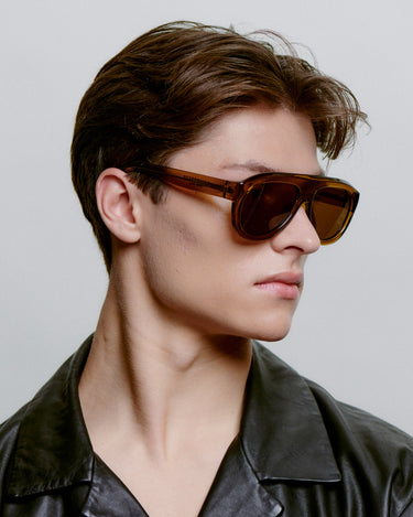 Store brune aviator A.Kjærbede solbriller med mørk glas - herremodel fra siden