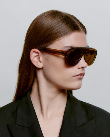 Store brune aviator A.Kjærbede solbriller med mørk glas - fra siden kvindemodel