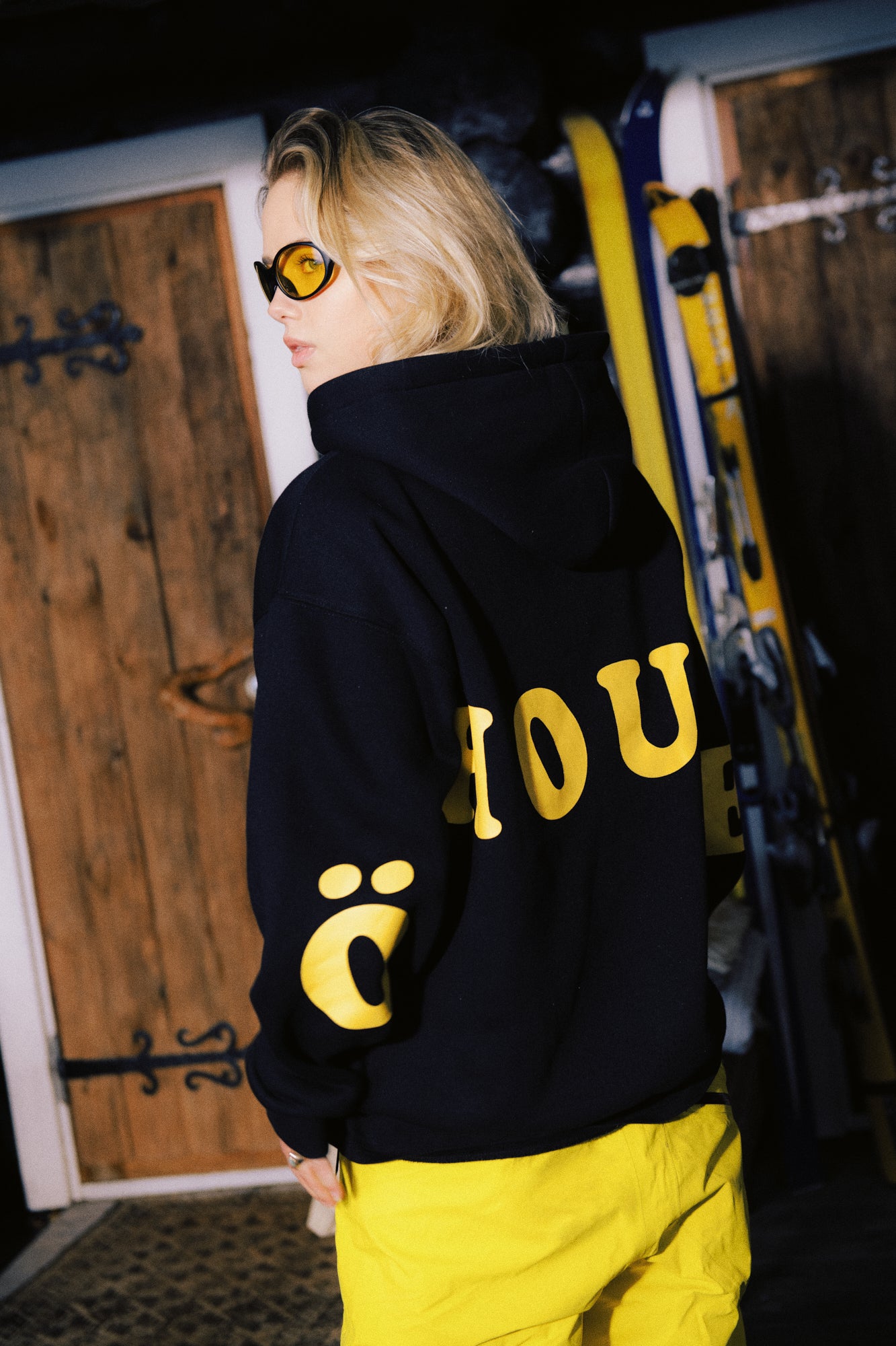 sort öhouse hoodie kvindemodel