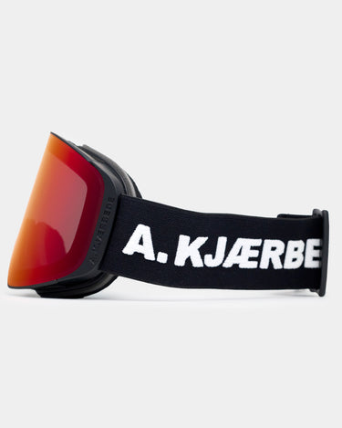 Sorte A.Kjærbede skibriller med rød linse og sort elastik med hvid logo fra siden