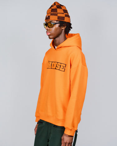 Orange öhouse hoodie fra siden på herremodel