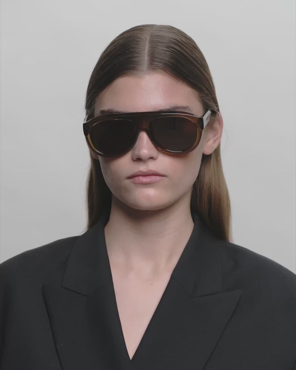 Store brune aviator A.Kjærbede solbriller med mørk glas - kvinde video