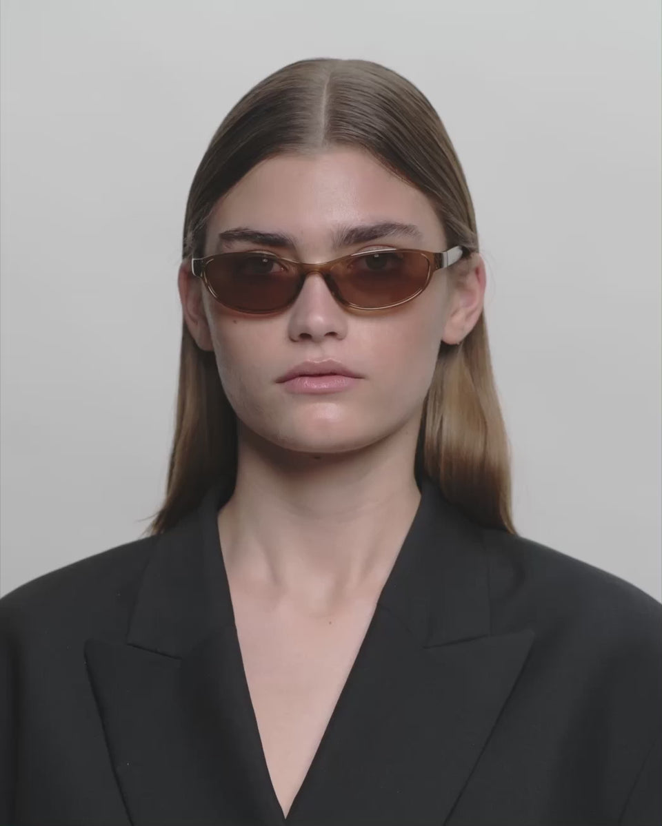 Cat-eye brune A.Kjærbede solbriller med brune glas - video dame