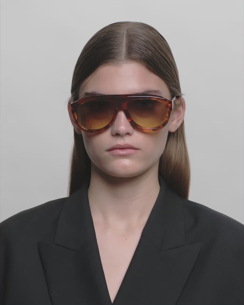 Store havana aviator A.Kjærbede solbriller med brun linse - kvinde video