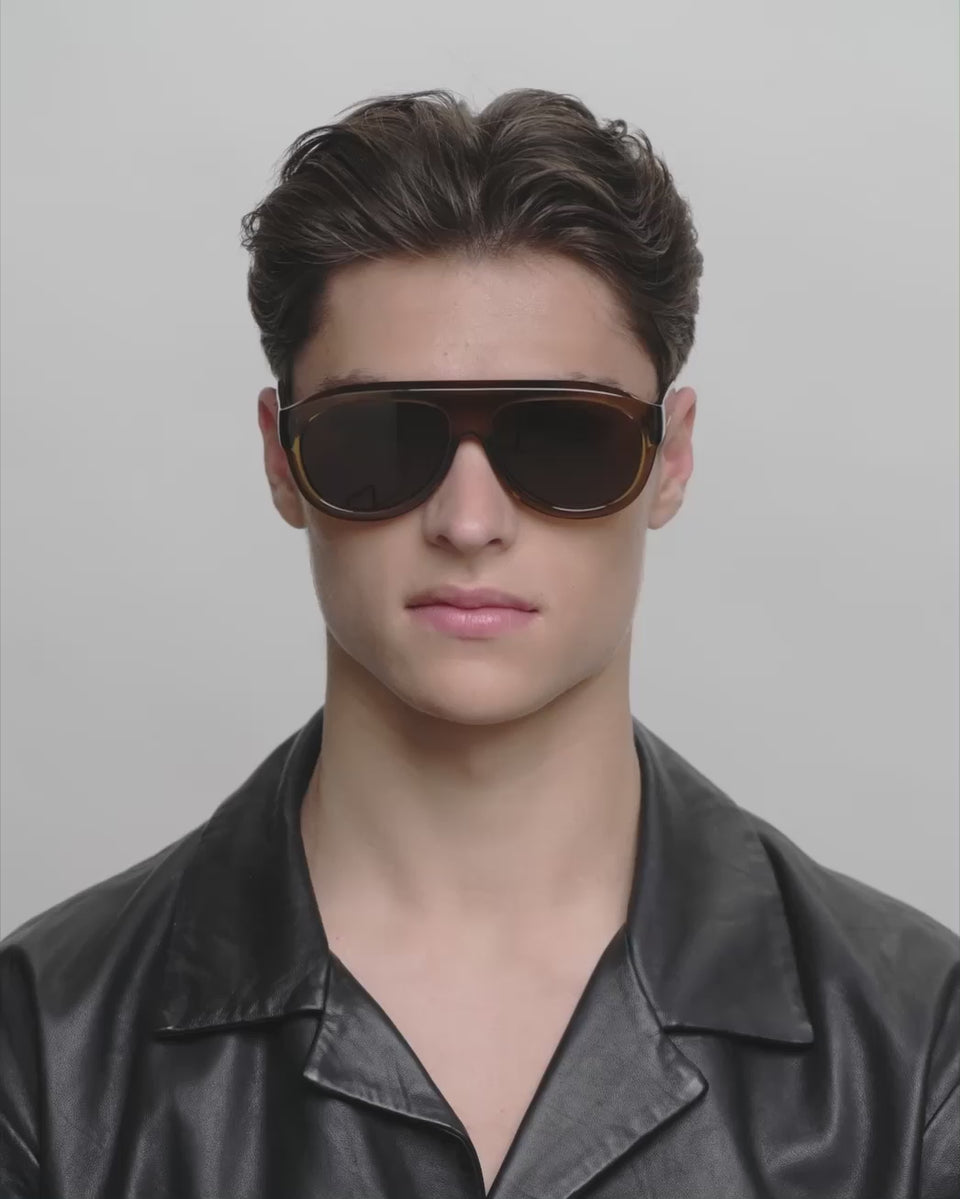 Store brune aviator A.Kjærbede solbriller med mørk glas - herre video