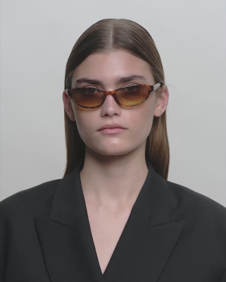 Cat-eye havana A.Kjærbede solbriller med gul glas - video dame